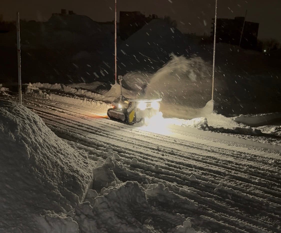 札幌市内の大学内で除雪ロボット Yarbo の実証実験を行いました。
